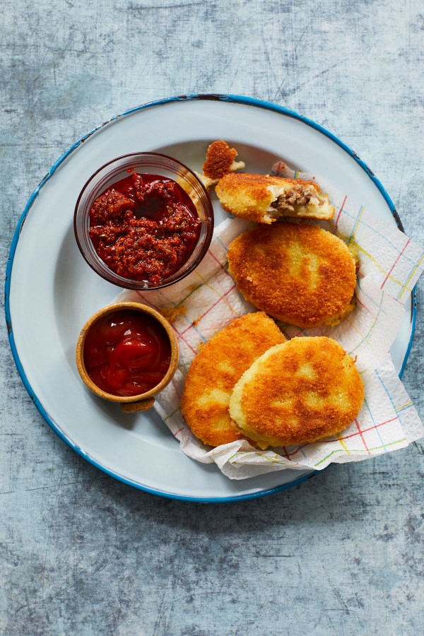 Anglo-Indian potatoes stuffed with minced meat (Aloo chop)
