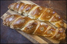 Anise-flavored challah with sesame seeds (Pain petri)