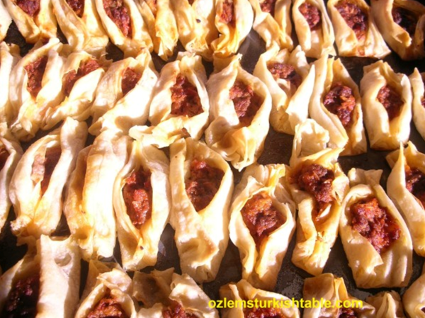 Antakya's kaytaz böregi with minced/ground meat topping