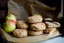 Apple & oat biscuits 