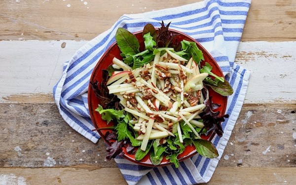 Apple & pecan salad