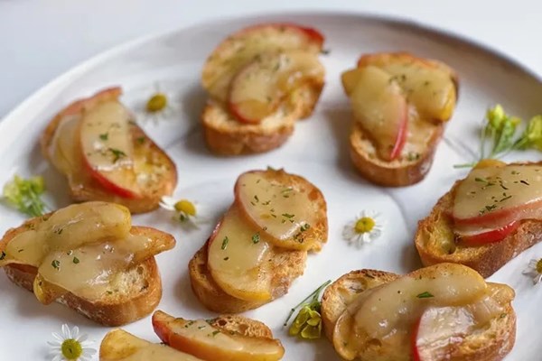 Apple & sharp cheddar crostini 