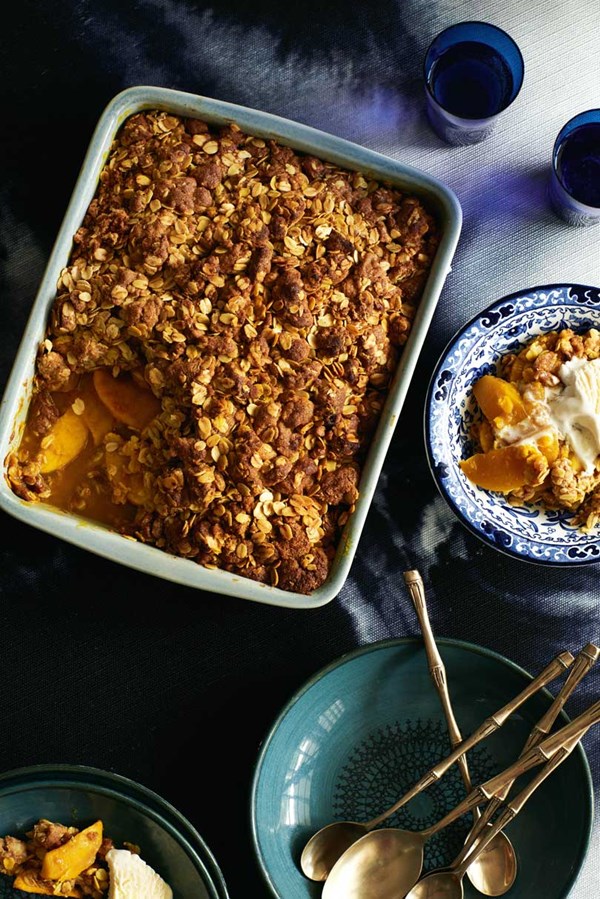 Apple & turmeric crumble