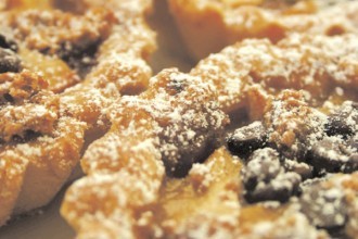 Apple, amaretti and chocolate tartlets (Crostatina di mele con amaretti e cioccolato)