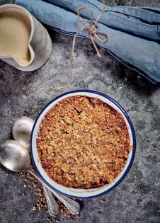 Apple amaretti crumble