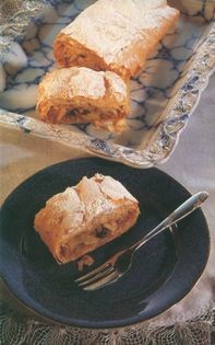 Apple-amaretti strudel
