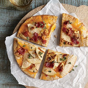 Apple and bacon pita pizzas