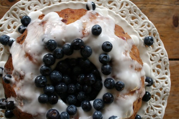 Apple and berry bundt pudding