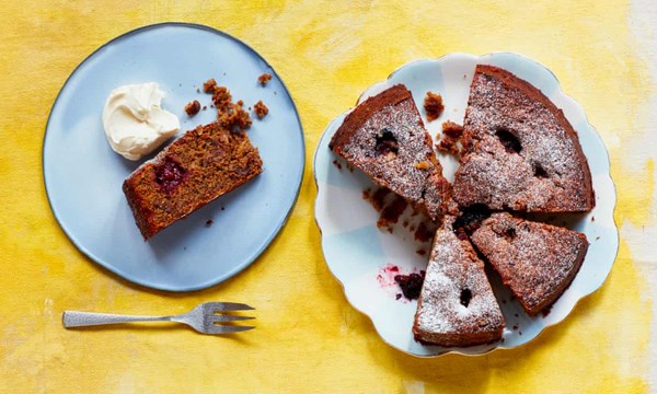 Apple and blackberry cake