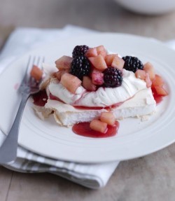 Apple and blackberry meringue