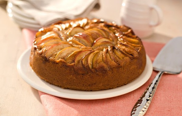 Apple and cinnamon cake