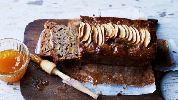 Apple and cinnamon loaf cake