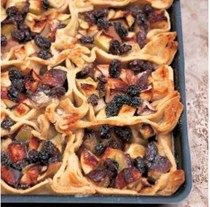 Apple and raisin parcels