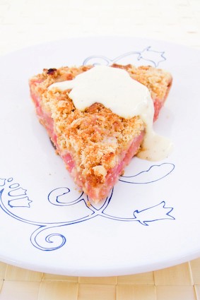 Apple and rhubarb crumble pie