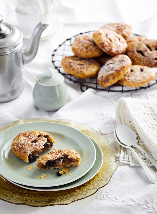 Apple and spice Eccles cakes