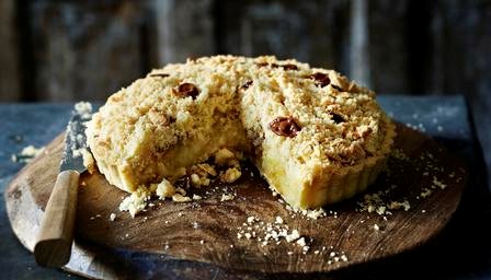 Apple and toffee crumble tart