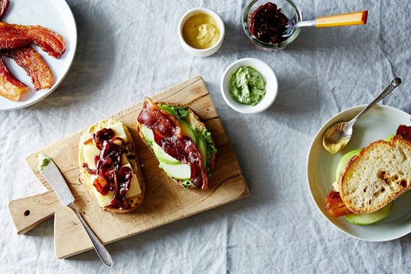 Apple, bacon, caramelized red onion sandwiches with arugula-thyme spread