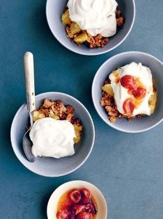 Apple cake with macaroons & cream (Æblekage)
