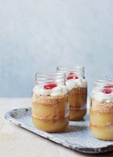 'Apple cake' with macaroons and whipped cream (Æblekage)