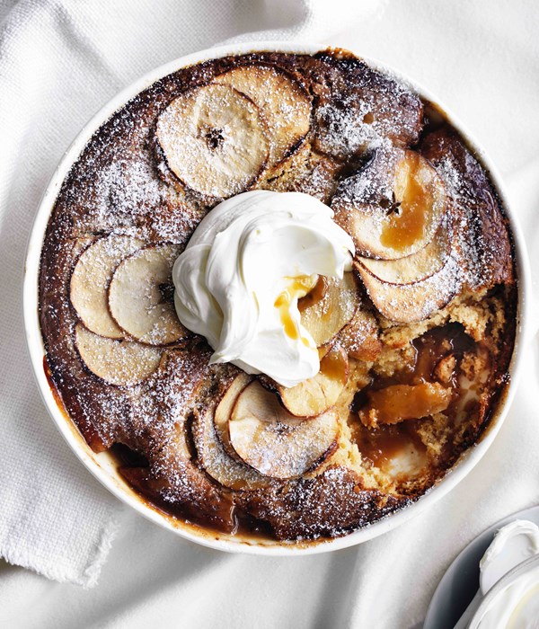 Apple-caramel sponge pudding