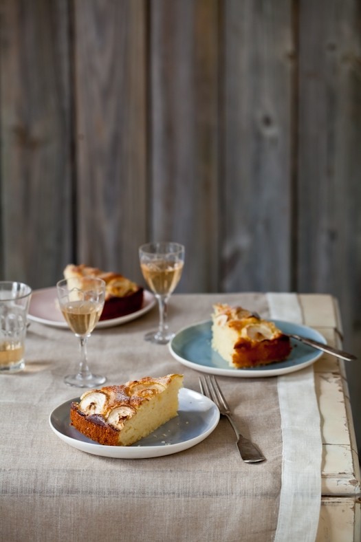Apple cardamom cake
