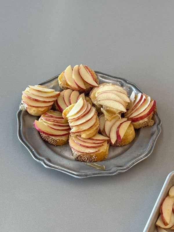 Apple cheddar crostini