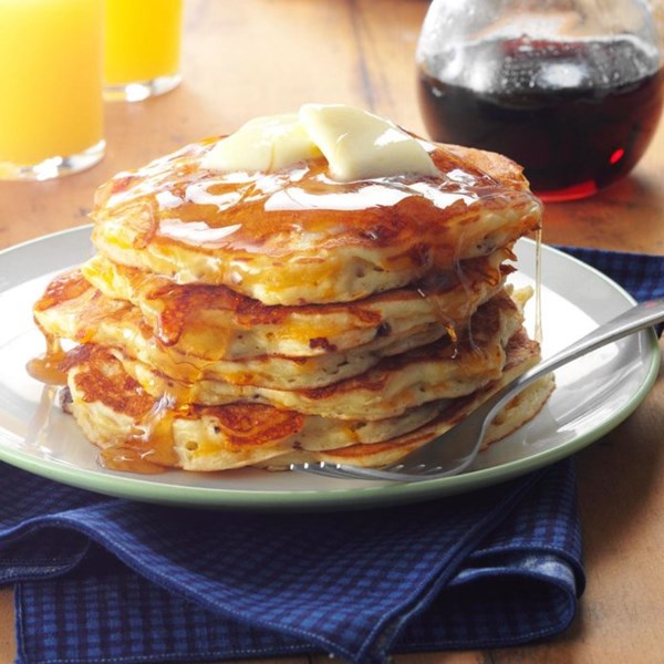 Apple-cheddar pancakes with bacon