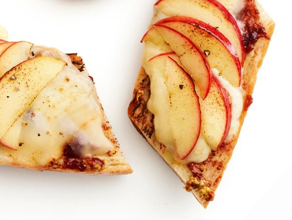 Apple-cheese toast