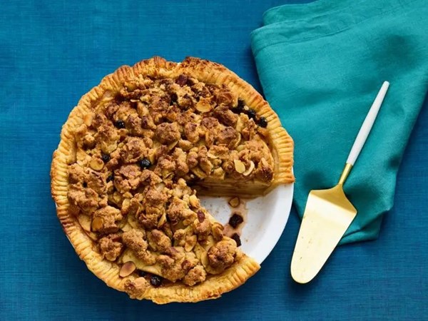 Apple-cherry crumb pie