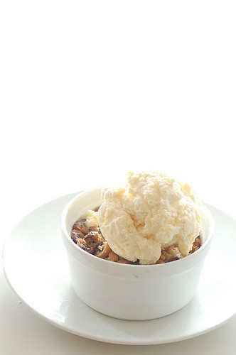 Apple chocolate & hazelnut crumble