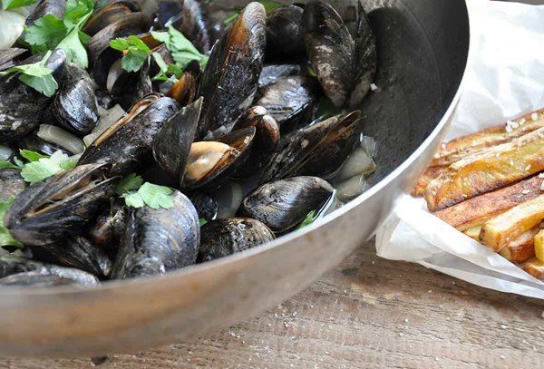Apple cider steamed mussels with homemade fries (Moules au cidre et frites maison)