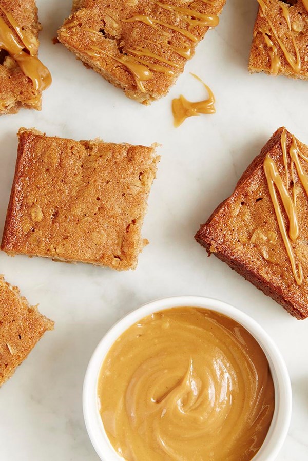 Apple-cinnamon bars with peanut butter glaze