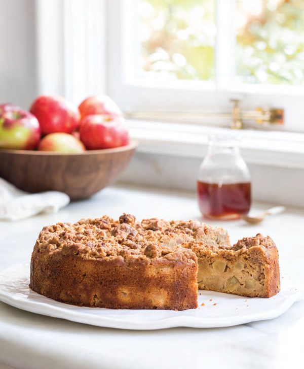 Apple-cinnamon buckle with streusel