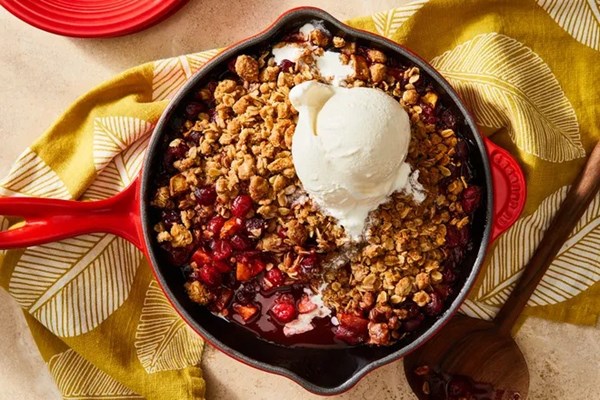 Apple cranberry crisp with oat crumble