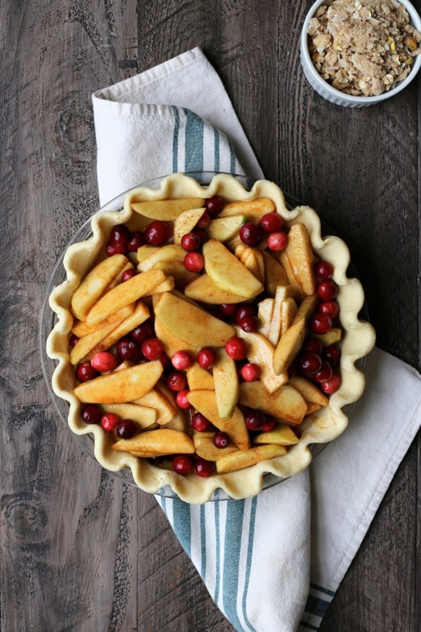 Apple cranberry crumble pie