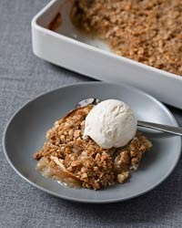 Apple crisp with sweet ginger and macadamia nuts