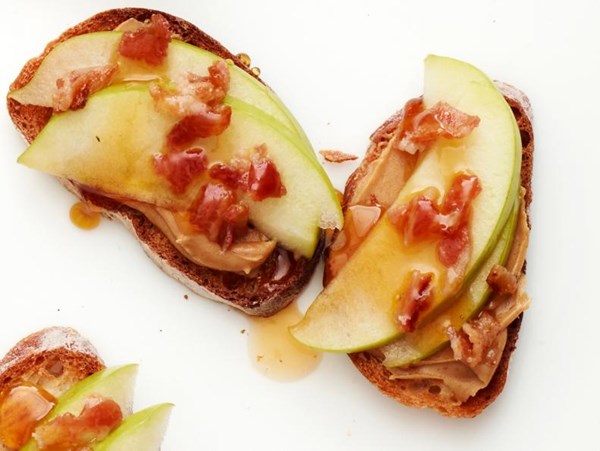 Apple crostini with bacon