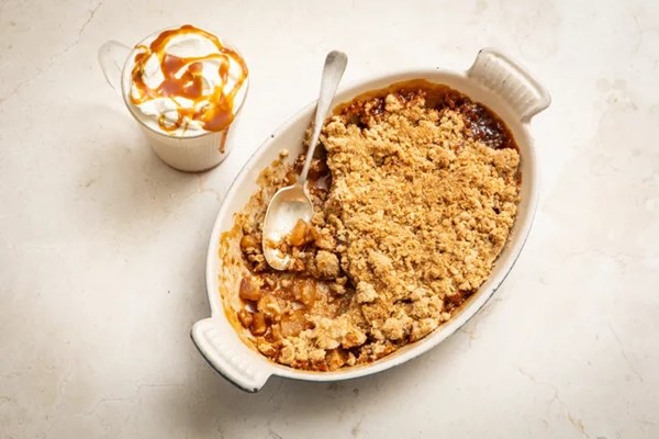 Apple crumble with Demerara caramel latte