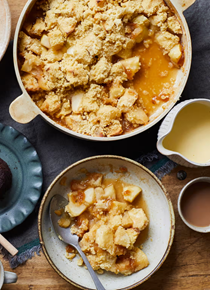 Apple crumble with whiskey custard