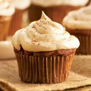 Apple cupcakes with cinnamon-marshmallow frosting