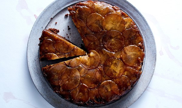 Apple gingerbread cake with cream