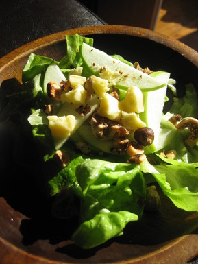 Apple, hazelnut and cheddar salad