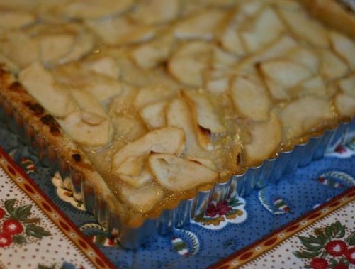 Apple, honey and goat cheese tart