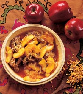 Apple khoresh (Khoresh-e sib)