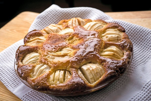 Apple kuchen with honey and ginger