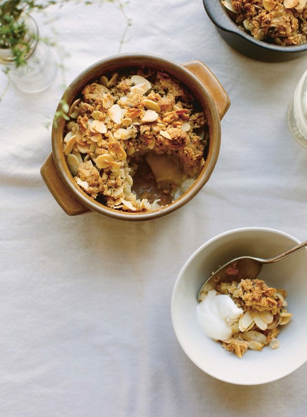 Apple, lemon & thyme crumble