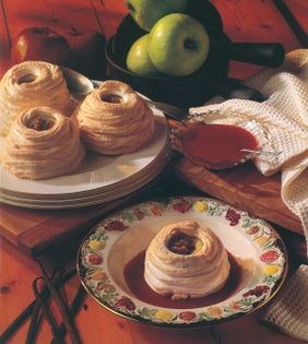 Apple meringues with raspberry coulis