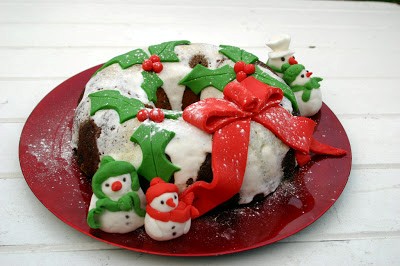 Apple, mincemeat and chocolate Christmas wreath cake