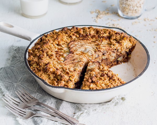 Apple oatmeal skillet cake [oat streusel]