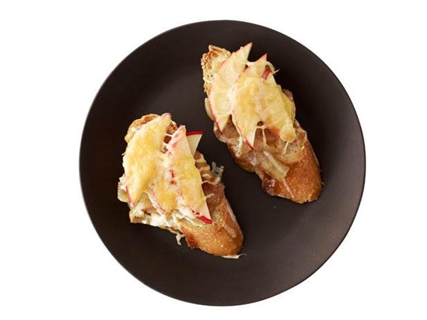 Apple-onion bruschetta